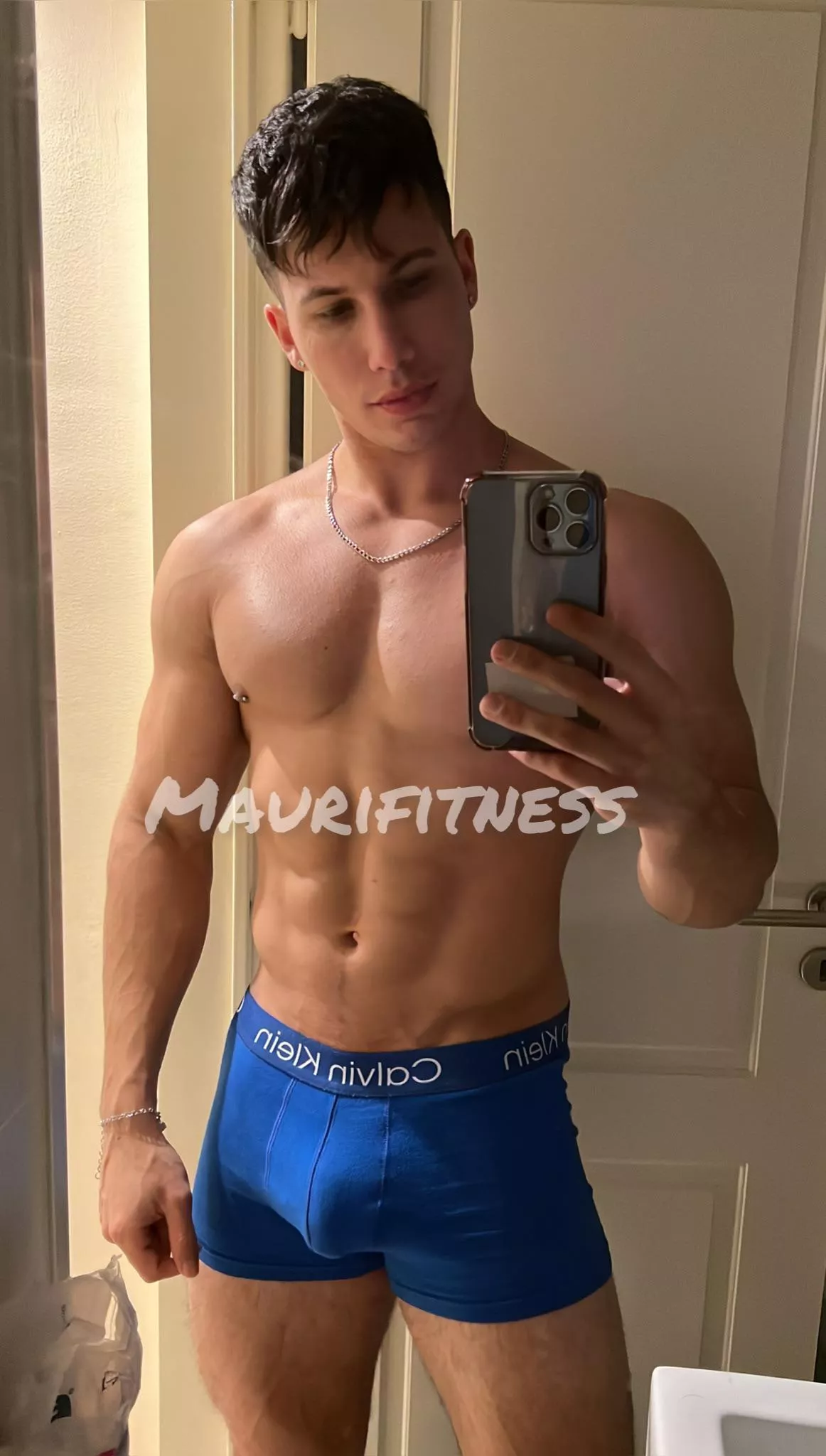 after taking a shower, I put on my calvins and took a picture 💪🏻