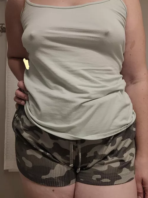 all signs point to braless 🤭