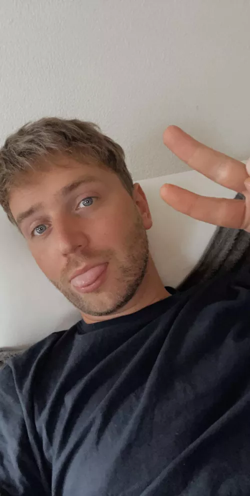 Flat hair don’t care 👅✌🏼