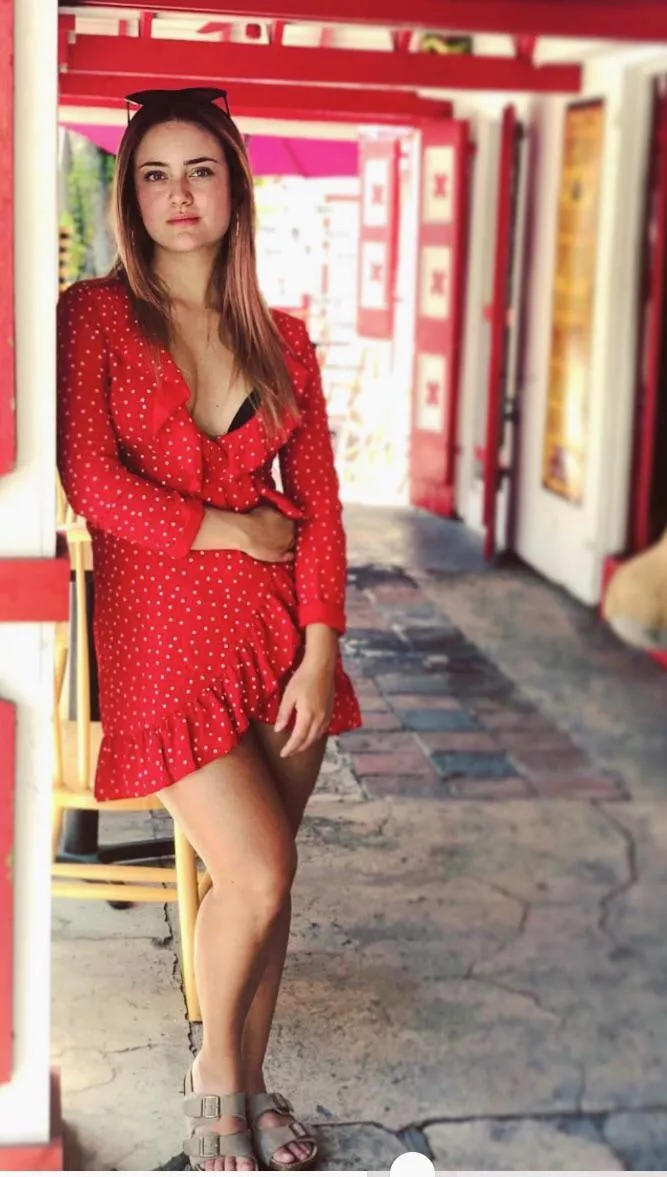[f]let me be your lady in red. Good vibes Monday