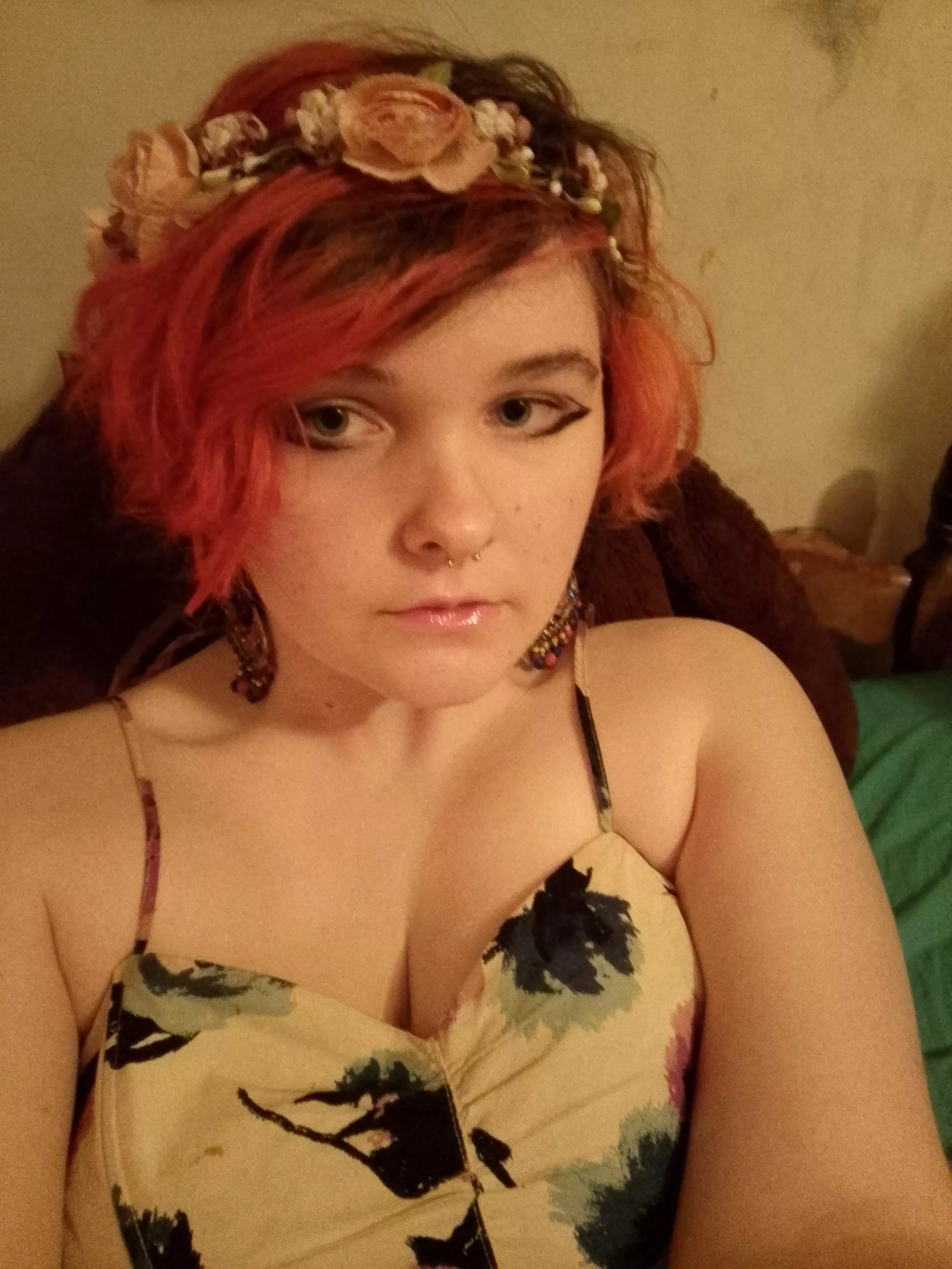 flower crowns and flowery dresses..my favourite 🏳️‍⚧️🌸(he/him)