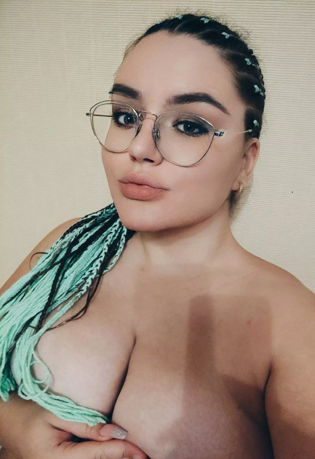 Glasses stay on