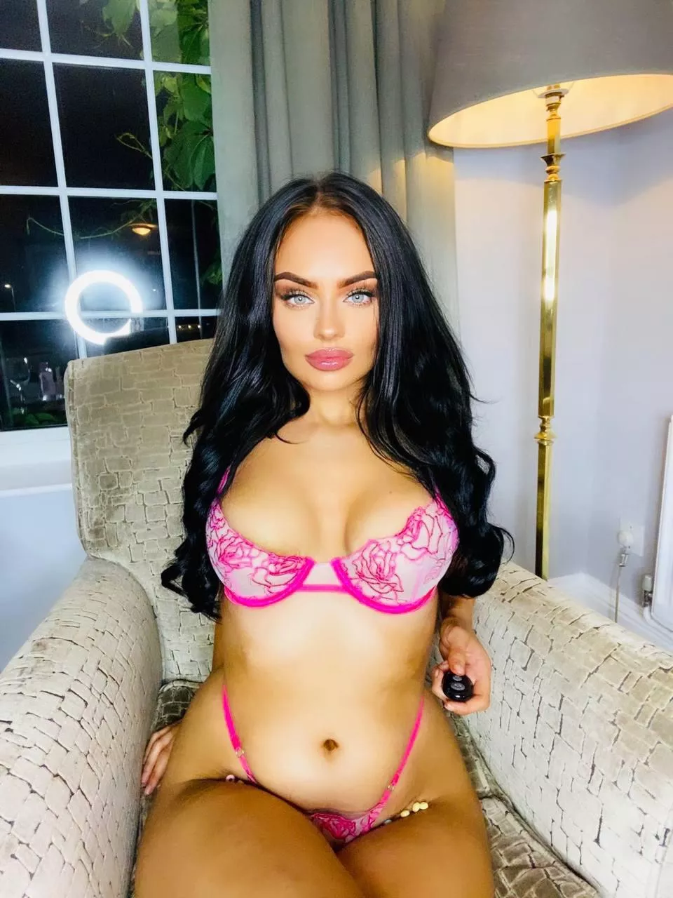 Naughty cougar looking for a new toy boy, any offers?😈💦