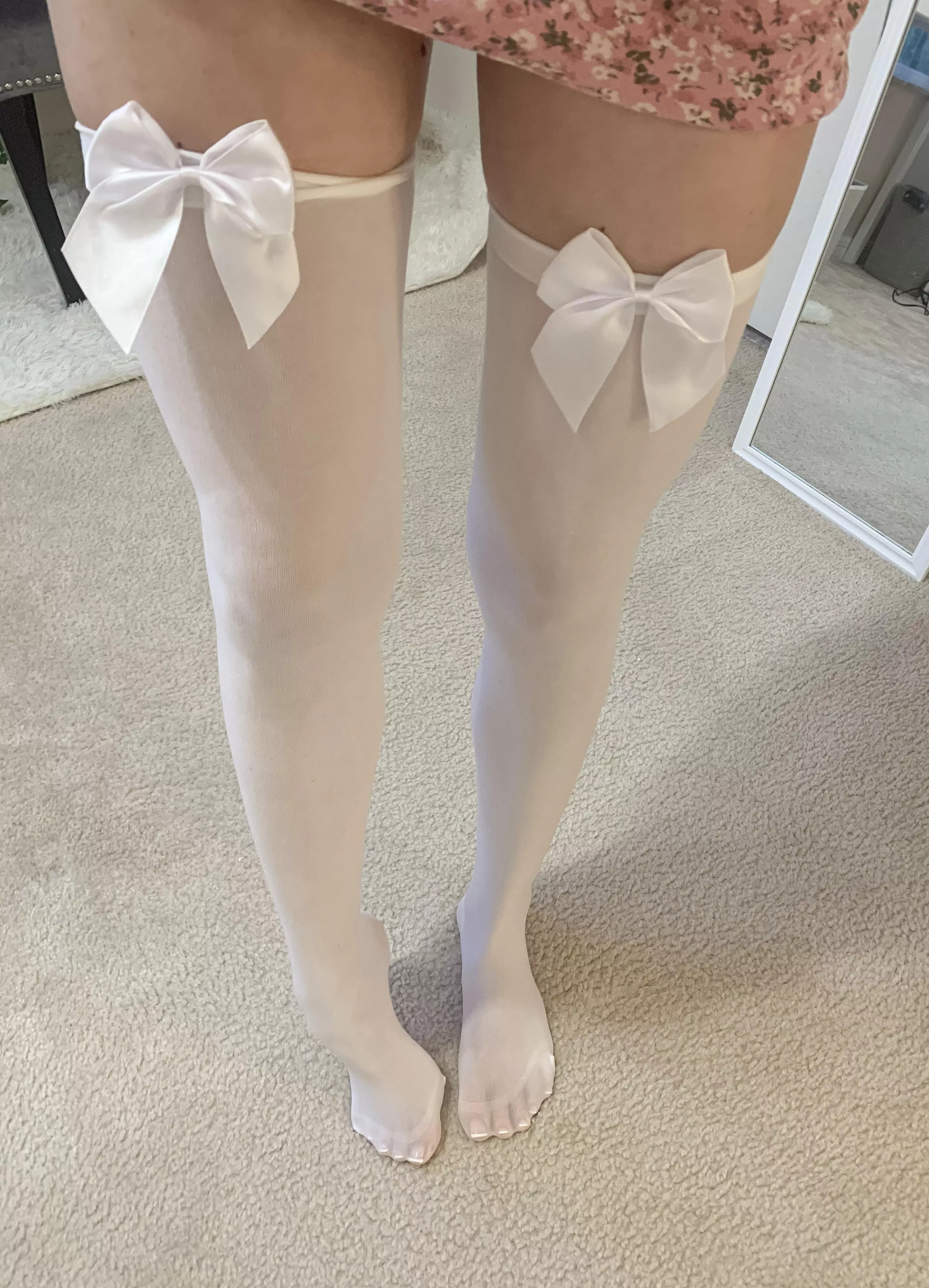 You can see my pretty toes even in these stockings 😌