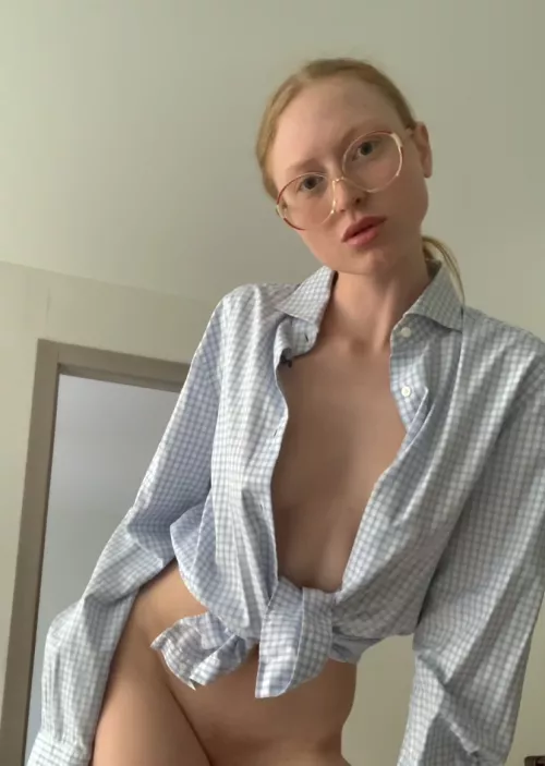 Do something with the naughty little girl😏