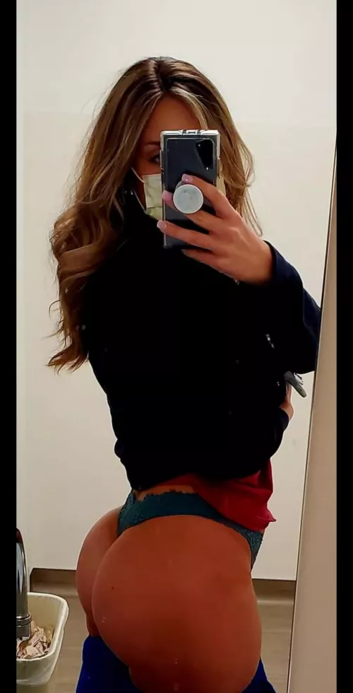 Do you like your woman slim and thick 🍑