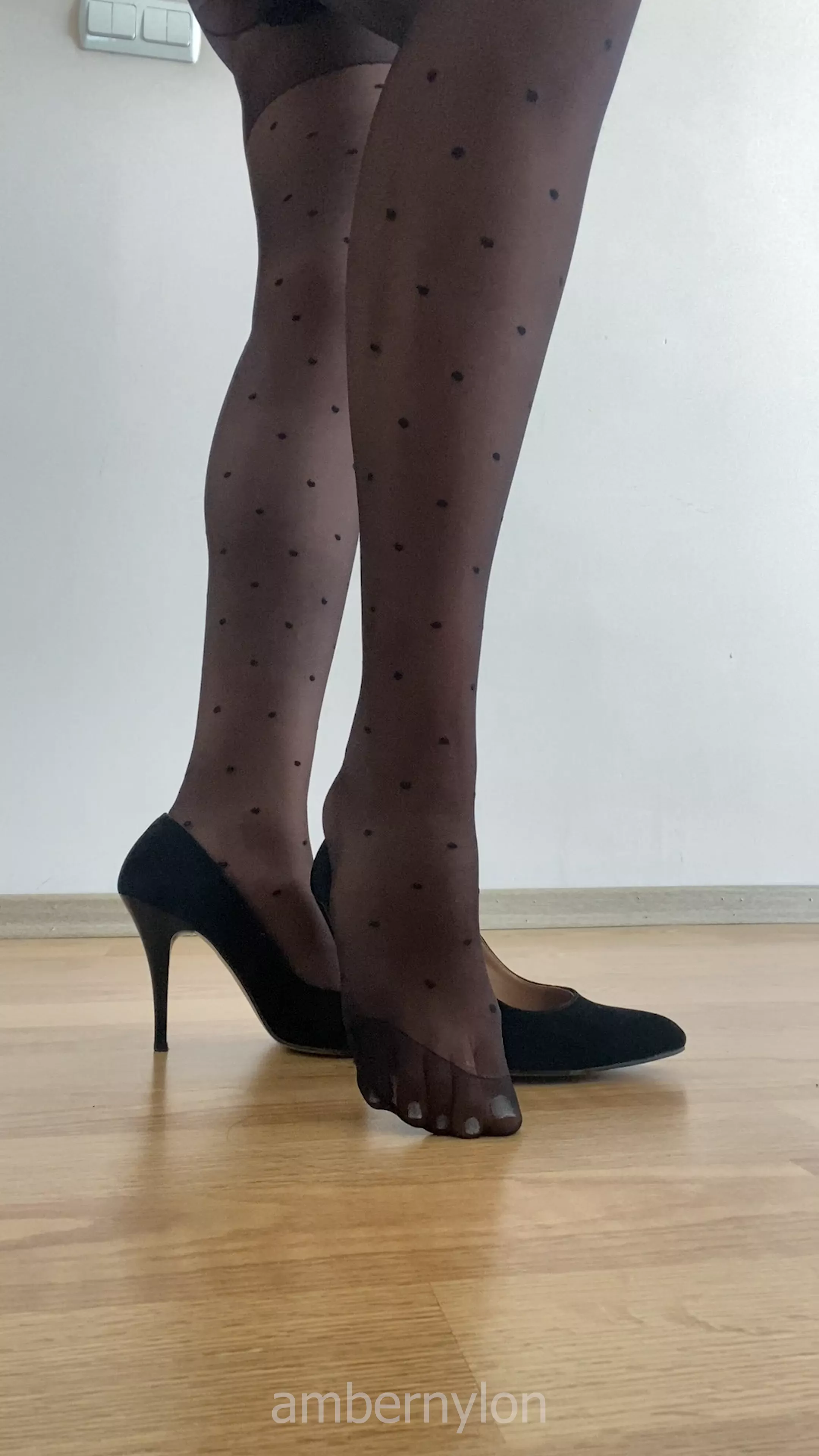Does heels stay on?