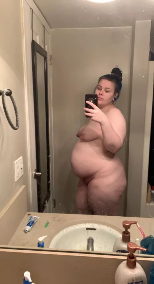 goodmorning from me and my huge belly 😻