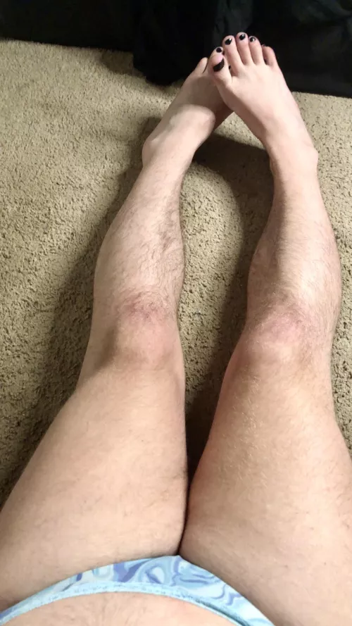 Hairy legs & perfect feet 👣