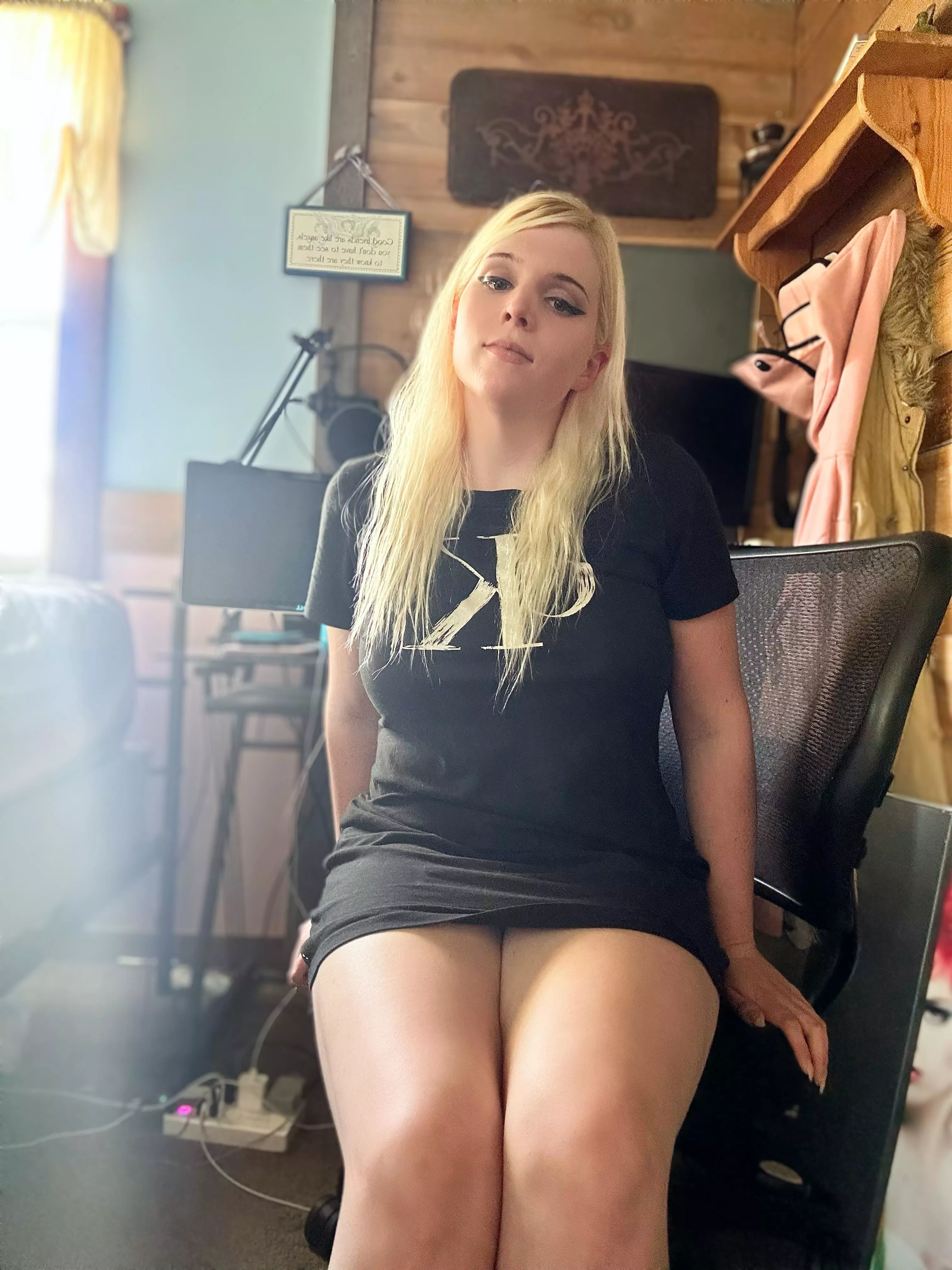I brought you some thick thighs, I hope you like? 🥺