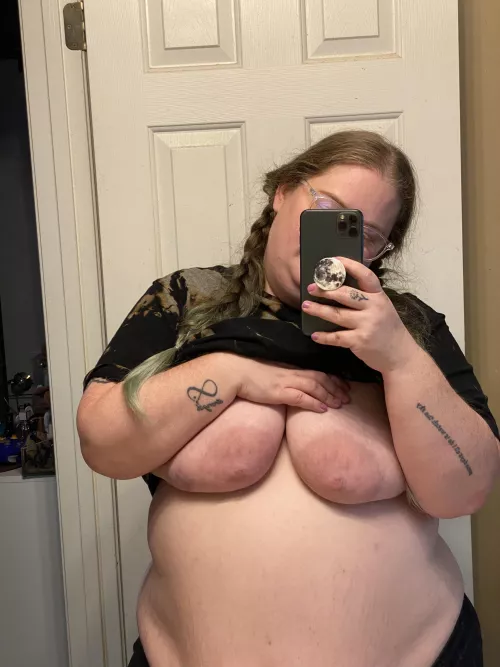 I need someone to suck on these tits 🍒