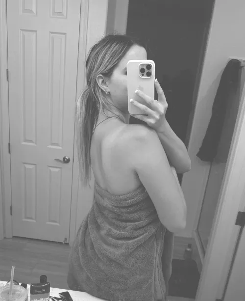 mirrors are for post shower pics👅