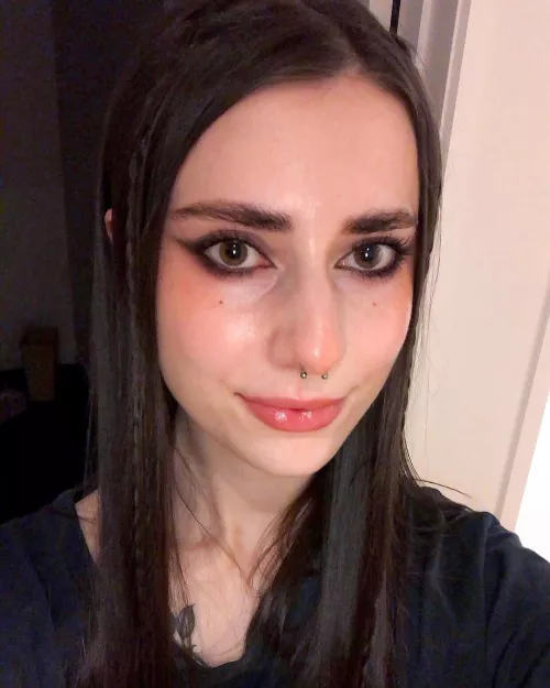 Pls say hello if u like goofy emo girls that spend all their time reposting memes (or if u think I’m cute)🧌