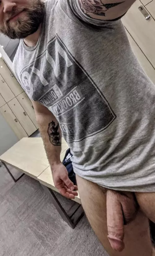 Raise your hand if you’d suck my sweaty cock and balls at the gym