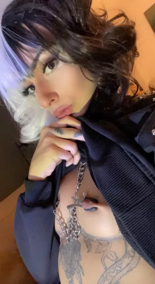 Who wants to clamp my nipples🤍