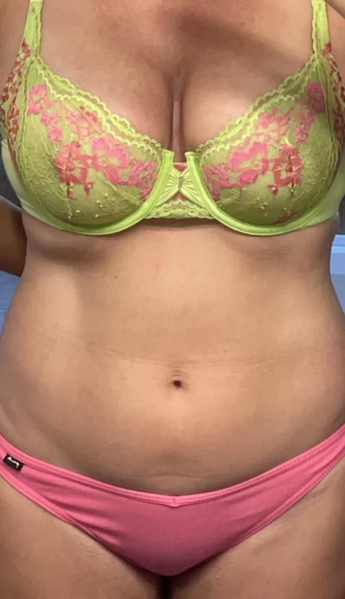 10/12/22 - VS kiwi lace w/ bubble gum thong (NSFW)