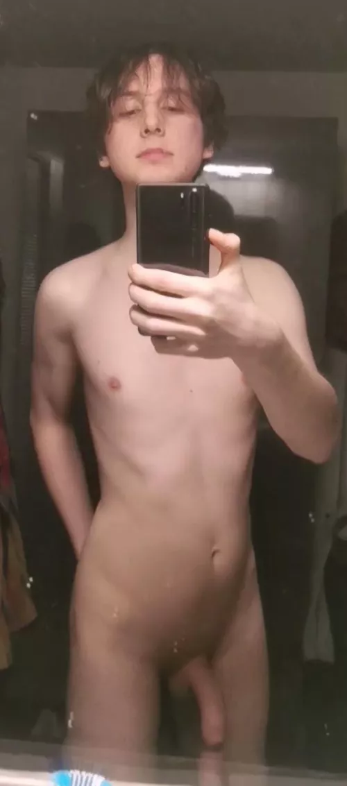 (20)i hope you guys like my face as much as my body ><
