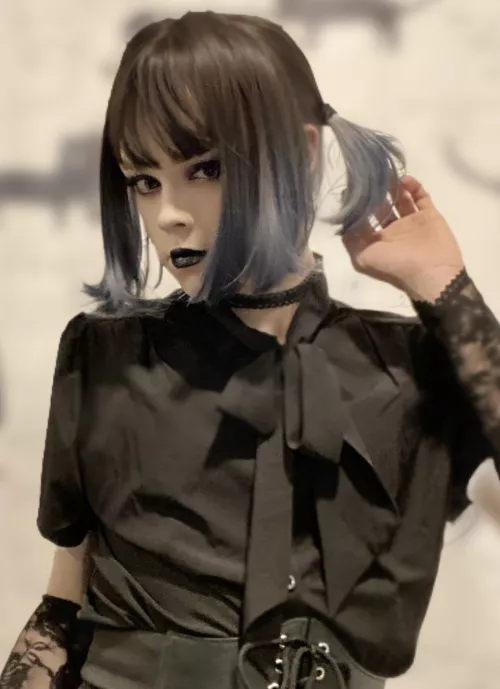 Any girls into girly goth boys out here?☺️🖤