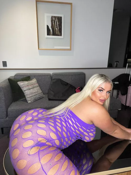 I wish you were behind me😈