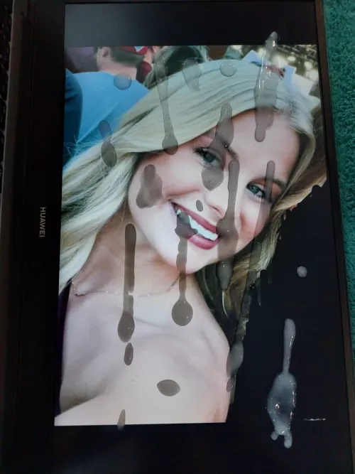 Redditor girlfriend with a big smile for my cum