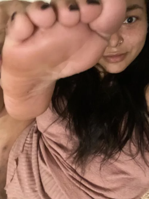 Someone suck these toes pleeeease