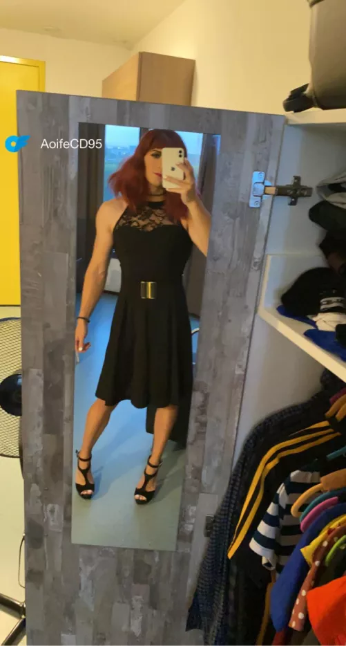 Anyone else obsessed with candid feet in heels? 👠