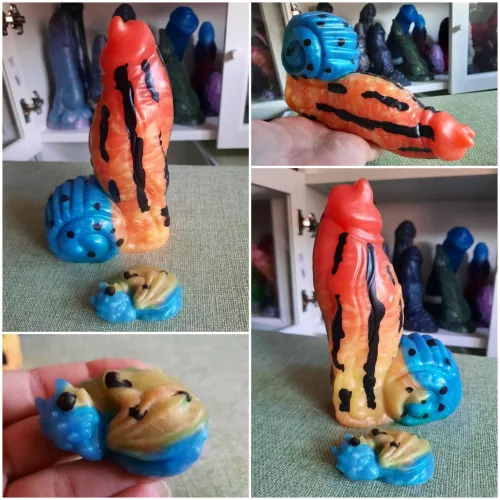 Beautiful new Ammolite from Wyvern's Vault in a gorgeous dart frog pour with matching sleeping wyvern squishie 😍