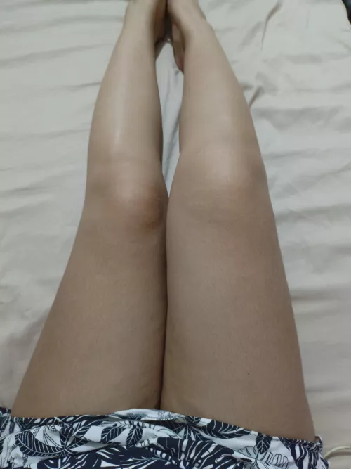 [f]reshly waxed legs. Sooo smoooooooothhhh. 🤍