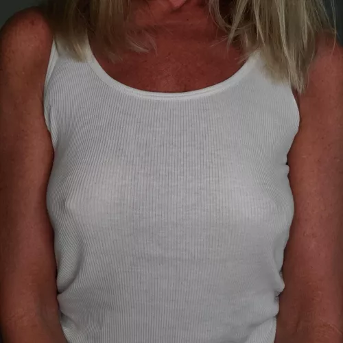 Good Morning!! (F)eeling like going braless again!😊