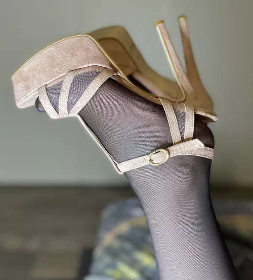 High heels and nylon❤️
