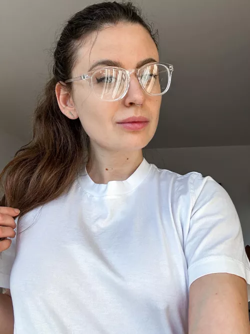 I have glasses but I don’t have a bra 🤷🏻‍♀️