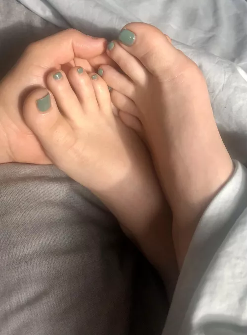 I love waking up to these sexy toes! Would you love to as well?! 🤤😋🍆