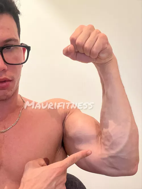 I think there's a little arm in my veins 🩸🥵