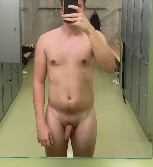 [M] 20, 84kg, 1.87m. Post gym selfie. I'm hoping to see some progress through the winter
