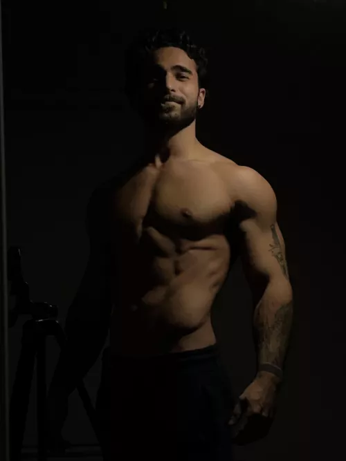 No lights, no shirt 👀