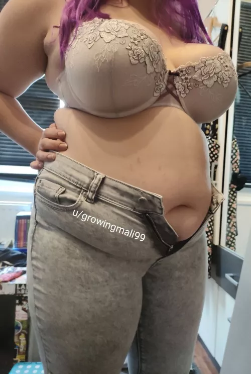 This jeans must've shrunk in the washing machine😅💜