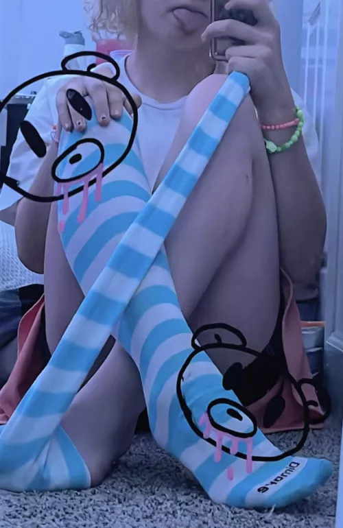 does anyone here like femboy feet?