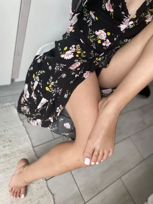 I need my toes sucked– pretty please? 😘