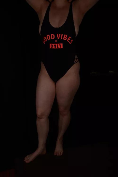 My good vibes suit shows a nice bit of sideboob 😊