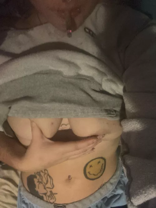 Smoke with me all let u grab my titties ?19f