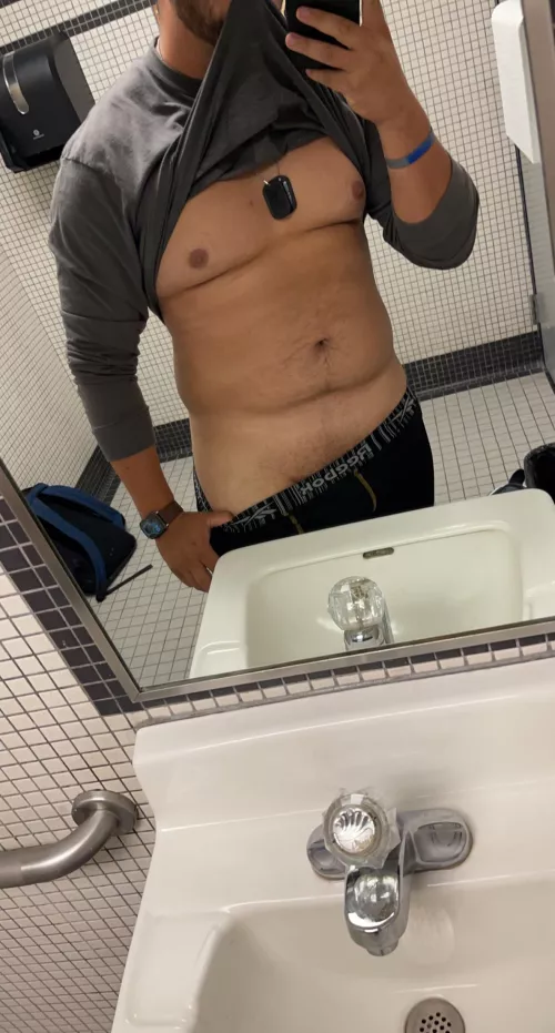 Cum watch my dad bod..