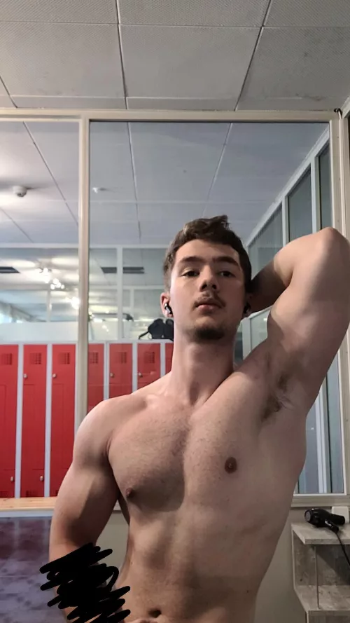 Gym always makes me horny. And my clothes are getting tight....