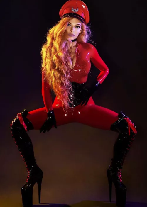 Touching myself in latex 🖤