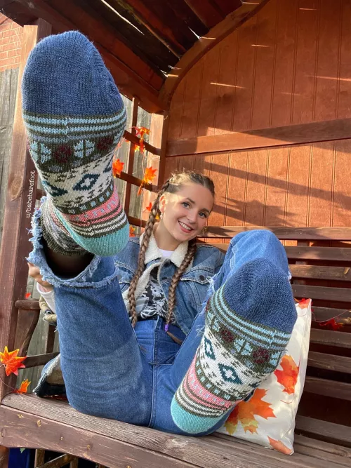 Autumn socks, to be worn or removed when giving a FJ?🤔