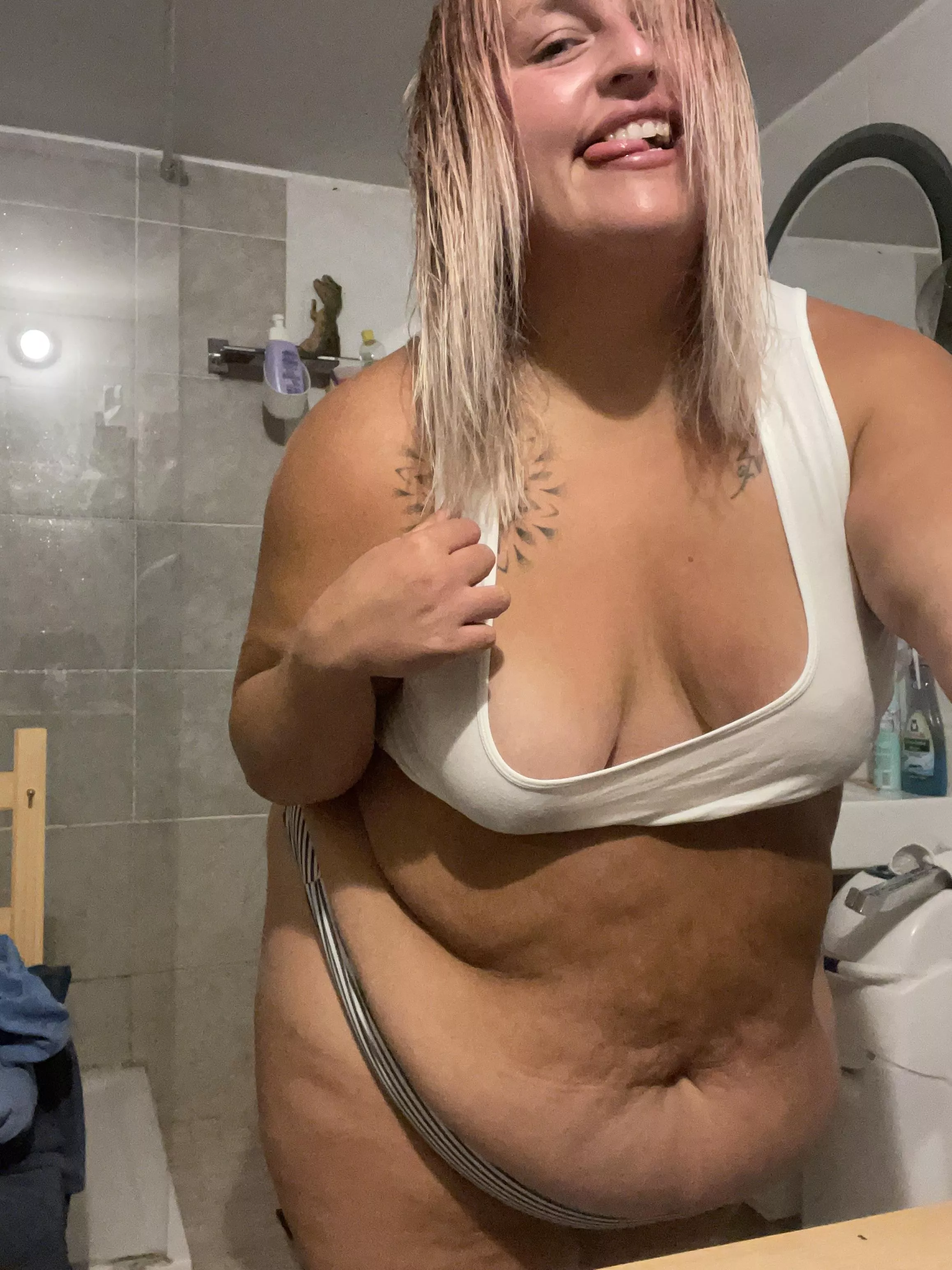 Fresh out of shower and reeady for your 🍆🤭