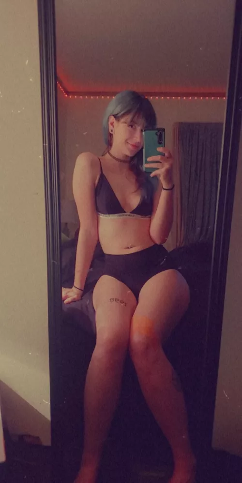 fuck my thighs need to be gripped 😮‍💨😮‍💨