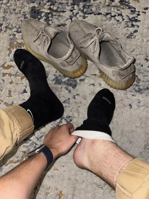 Gotta let the smelly dogs breatheeeee after a long day 😮‍💨