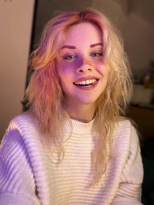 I want to eat the red of your cherry cheeks 🧛🏻‍♀️💖