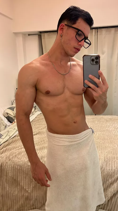 after a shower you can not miss a good photo💪🏻🥵
