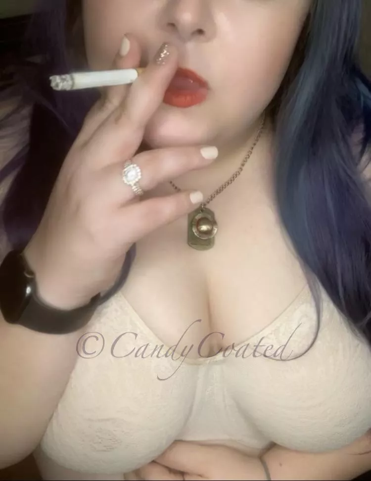 Mondays require red lipstick and plenty of smoke breaks 🌬️